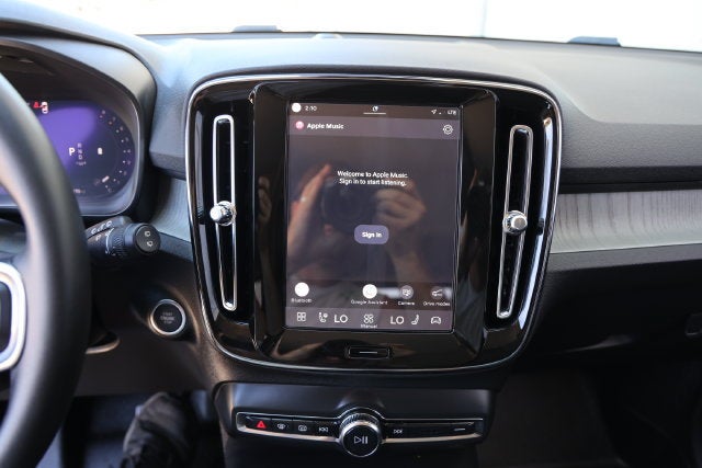 2025 Volvo XC40 Core Bright Theme