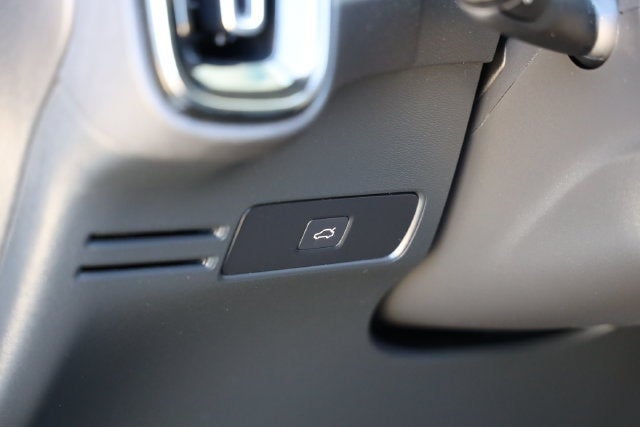 2025 Volvo XC40 Core Bright Theme
